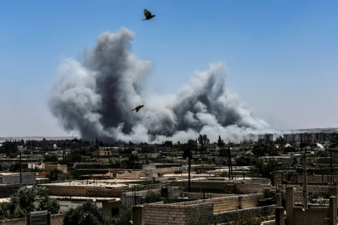 Bombardements sur la ligne de front à l'ouest de Raqa en Syrie, le 15 juillet 2017