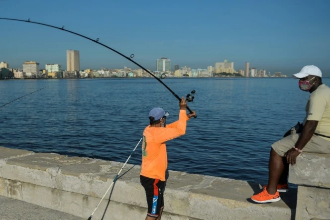 Un pêcheur sur le Malecon à La Havane, le 3 juillet 2020