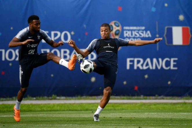 Les Français Kylian Mbappé (à dr.) et le milieu de terrain Thomas Lemar (à g.) pendant une séance d'entraînement au stade de Glebovets, à Istra, le 23 juin 2018 lors du Mondial 