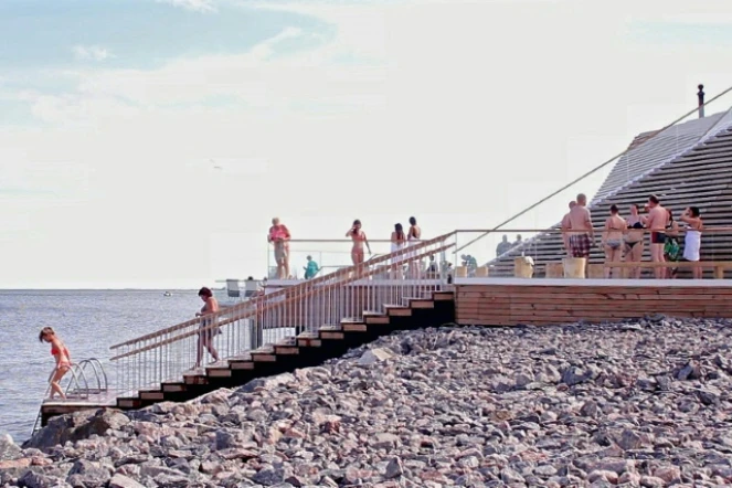 Le Löyly ("Vapeur" en finnois) un sauna public au bord de la mer Baltique le 7 juillet 2016 à Helsinki