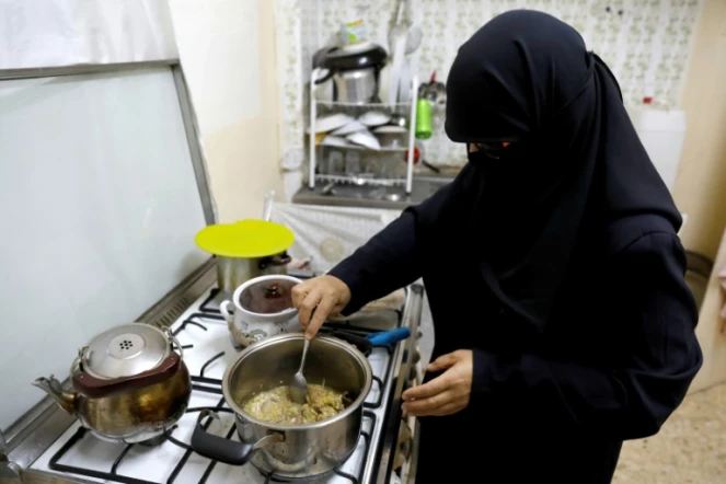 Yousra Mohieddine, une Jordanienne, prépare le repas de rupture du jeûne dans le quartier pauvre de Nazzal, à Amman, le 8 juin 2018
