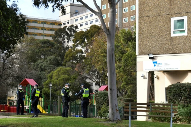 Des policiers devant un immeuble confiné à Melbourne (Australie) le 6 juillet 2020