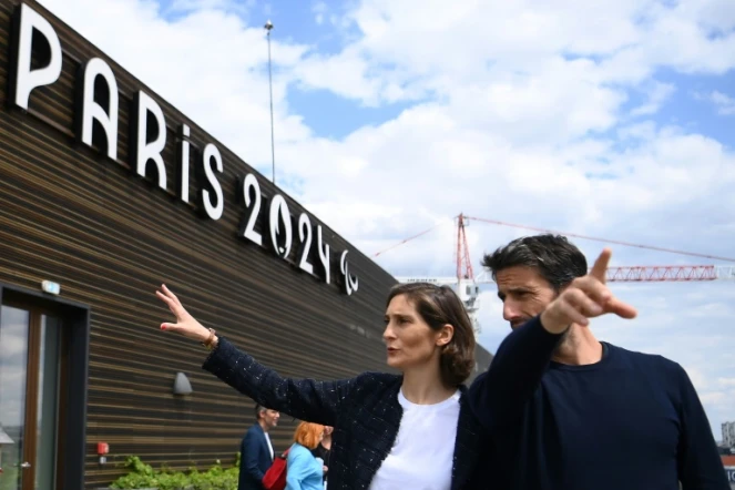 La ministre des Sports Amélie Oudea-Castera et le président du comité d'organisation des Jeux olympiques de Paris de 2024 (Cojo) Tony Estanguet lors d'une visite du siège du Cojo à Saint-Enis le 31 mai 2022