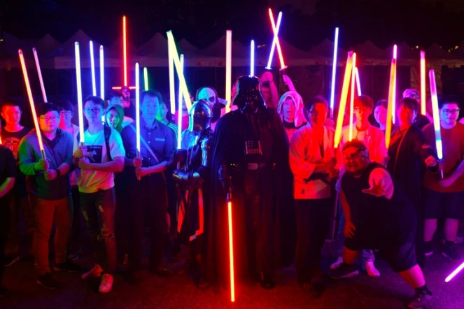 Des fans de la série intergalactique Star Wars posent avec des sabres laser, le 20 avril 2019 à Taipei, à Taïwan
