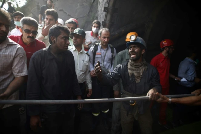 Des mineurs et secouristes à l'entrée de la mine où s'est produite une explosion accidentelle, le 3 mai 2017 à Azadshahr, dans le nord de l'Iran