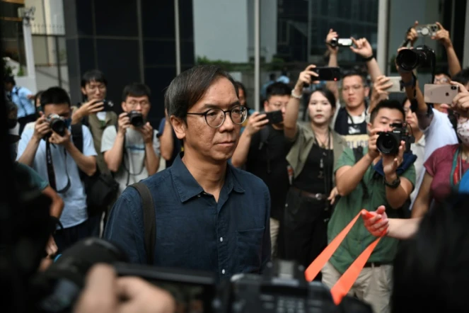 Chung Pui-kuen, l'ancien rédacteur en chef du média pro-démocratique Stand News, désormais fermé, quitte le tribunal de district Wan Chai, après avoir été reconnu coupable de conspiration pour publications séditieuses, le 29 août 2024 à Hong Kong