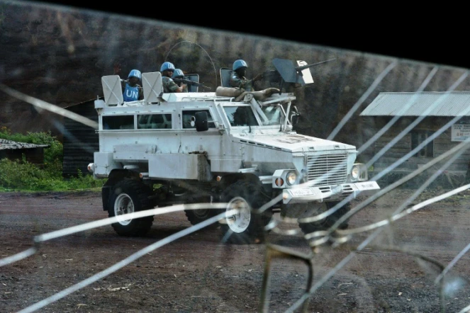 un véhicule de la Mission des Nations unies au Congo (Monusco) photographié au travers d'une vitre brisé près de Goma, le 4 septembre 2013