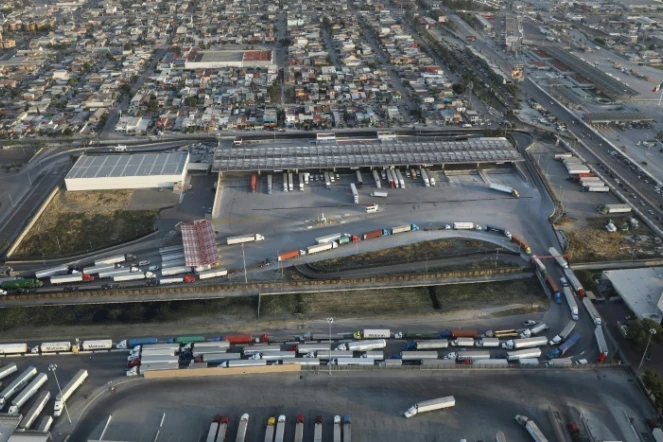 Une queue de camions venus du Mexique arrivent aux douanes américaines, en Californie (photo Getty images)