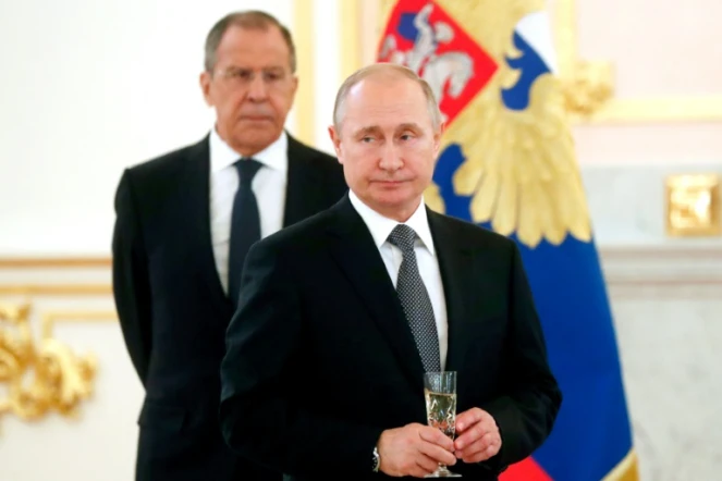 Le président russe Vladimir Poutine (d) et le ministre russe des Affaires étrangères Sergueï Lavrov, le 3 juillet 2019 à Moscou