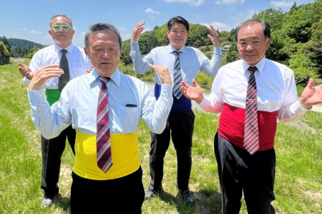Photo non datée reçue le 6 juin 2022 et fournie par Takumi Shirase, l'un des "ojiqun", quatre hommes d'âge mûr devenus stars de TikTok dansant ici à Wake au Japon 