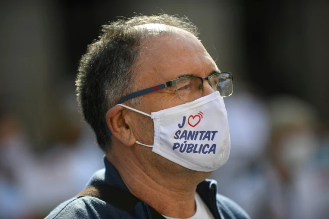 Un soignant porte un masque "J'aime la santé publique" pendant une manifestation réclamant de meilleures conditions de travail devant la Generalitat à Barcelone le 29 octobre 2020 