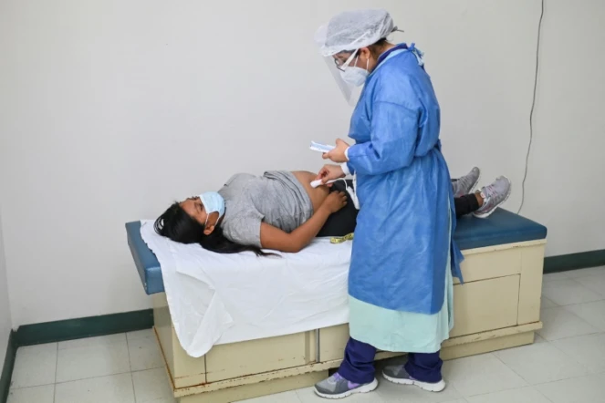 Une femme enceinte qui présente des symptomes du Covid-19 est auscultée dans un centre de soins Tlapa de Comonfort, au Mexique le 7 septembre 2020