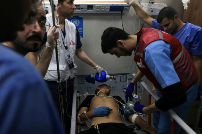 Des médecins prennent en charge une personne blessée dans un bombardement israélien à l'hôpital Nasser de Khan Younès, dans le sud de la bande de Gaza, le 3 décembre 2023