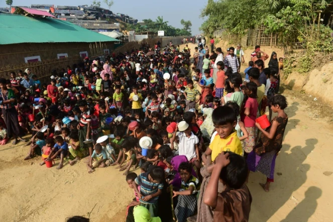 Des enfants réfugiés rohingyas attendent une distribution de nourriture au camp de Thankhali, le 23 novembre 2017 à Ukhia, au Bangladesh