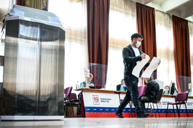 Dans un bureau de vote à Moscou, le 18 septembre 2021