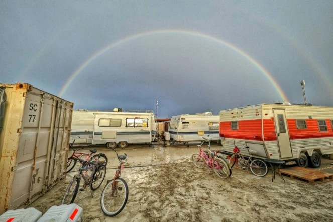 Des caravanes au sein d'un terrain boueux au festival Burning Man dans le Nevada, le 3 septembre 2023