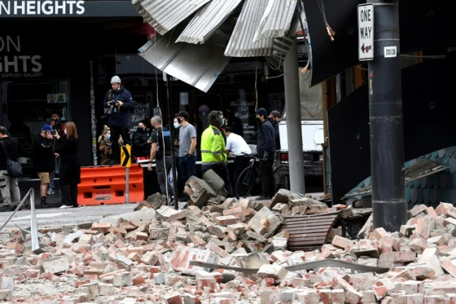 Des habitants constatent les dégâts mineurs du séisme dans le quartier de Chapel Street à Melbourne le 22 september 22