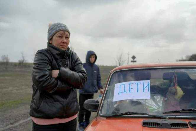 Le mot "enfants" écrit sur une feuille collée sur le parebrise d'une voiture ne panne, dans les environs de Mykolaïv, le 27 mars 2022 en Ukraine