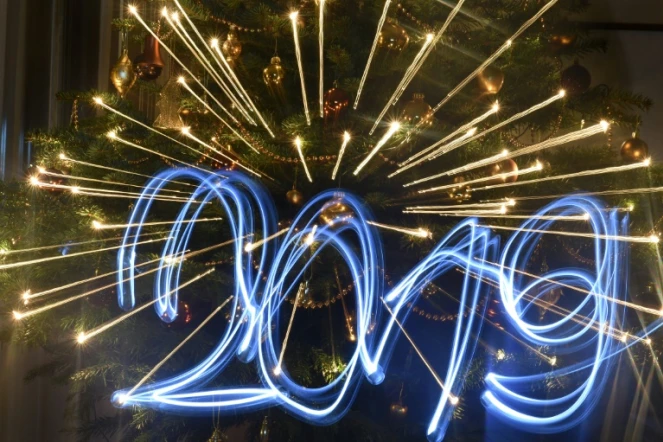 Des lampes led annoncent la nouvelle année 2019 devant un arbre de Noël à Budapest, le 30 décembre 2018