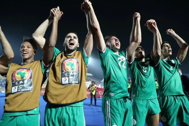 Les joueurs algériens heureux après leur qualification aux tirs au but pour les demi-finales de la CAN aux dépens de la Côte d'Ivoire, le 11 juillet 2019 à Suez 