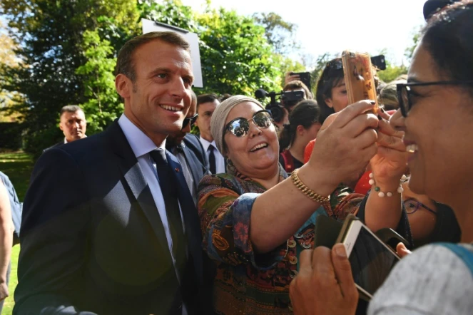 Emmanuel Macron fait un selfie samedi 15 septembre 2018 à l'Elysée