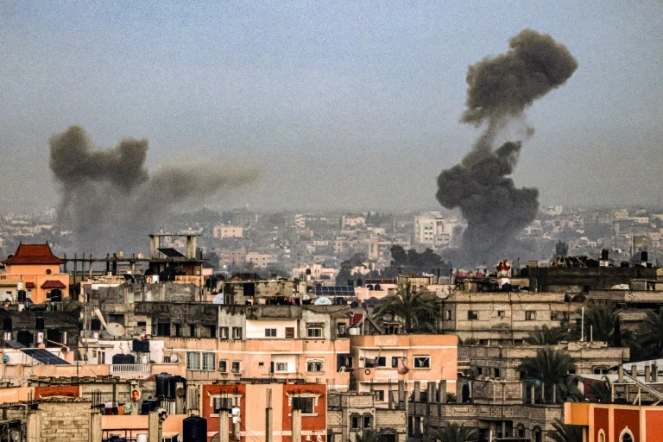De la fumée s'éleve au-dessus de Khan Younès lors d'un bombardement israélien, depuis Rafah, dans le sud de la bande de Gaza, le 2 février 2024
