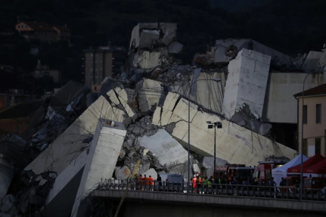 Les sauveteurs italiens continuent de chercher des survivants dans les décombres du viaduc de l'A10 à Gênes, dans le nord de l'Italie, après son effondrement le 14 août 2018