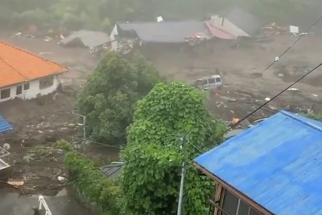 Une photo tirée d'une vidéo prise par un habitant et distribuée par l'agence de presse japonaise Jiji montre, le 3 juillet 2021 à Atami, dans le centre du Japon, la coulée de boue qui a emporté plusieurs maisons et fait au moins 19 disparus