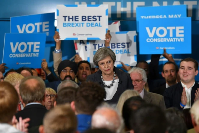 La Première ministre Britannique Theresa May lors de la campagne des législatives, le 6 juin 2017 à Slough, dans le sud-est du pays