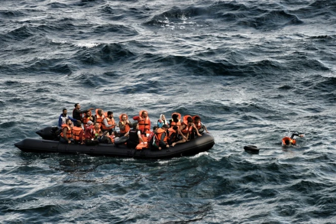 Embarcation de réfugiés et migrants au large de l'île grecque de Lesbos, le 30 septembre 2015