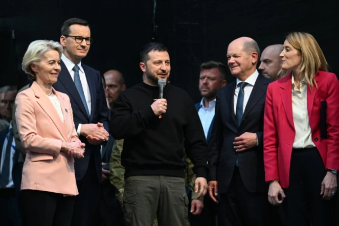 Le président ukrainien Volodymyr Zelensky (au centre) parle au micro, avec (de gauche à droite) la présidente de la Commission européenne Ursula von der Leyen, le Premier ministre polonais Mateusz Morawiecki, le chancelier allemand Olaf Scholz et la présidente du Parlement européen Roberta Metsola, le 14 mai 2023 à Aachen (Allemagne)