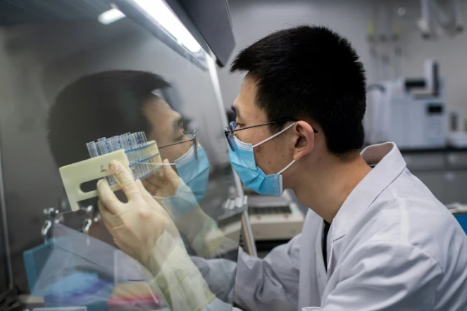 Un chercheur travaille sur un vaccin expérimental contre le nouveau coronavirus dans un laboratoire de contrôle qualité de Sinovac Biotech, à Pékin le 29 avril 2020