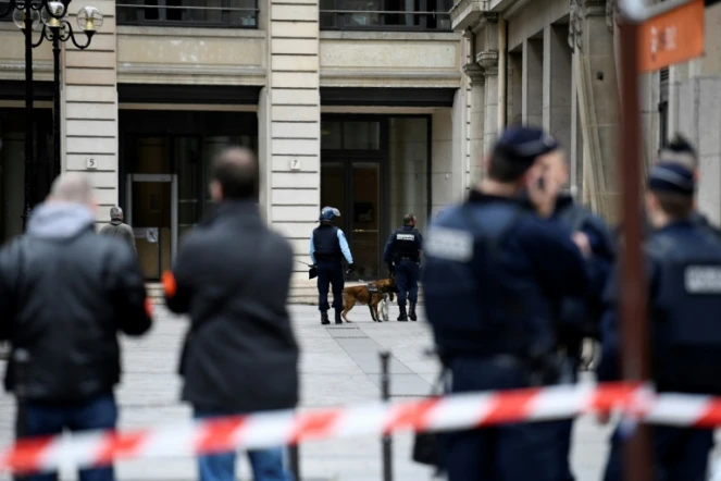 Des policiers devant le pôle financier évacué en raison d'une alerte à la bombe le 20 mars 2017 à Paris