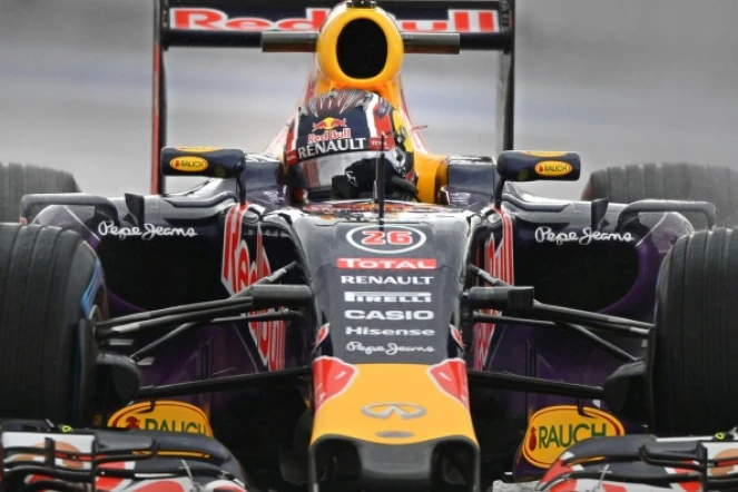 Le pilote russe Daniil Kvyat sponsorisé par Red Bull lors des prépératifs du Grand Prix de Formule 1 de Sotchi le 9 octobre 2015