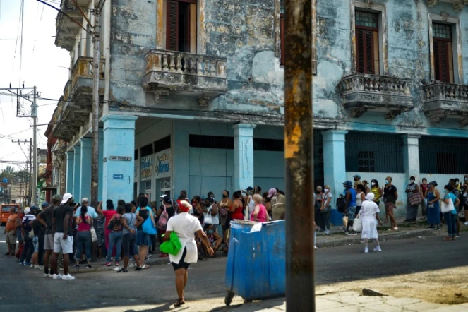 Des Cubains font la queue pour acheter de la nourriture à La Havane, le 3 mai 2021