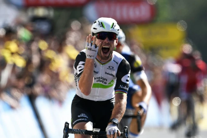 Le Britannique Mark Cavendish (Dimension Data) franchit en vainqueur la 14e étape du Tour, sa 4e victoire dans cette 103e édition, le 16 juillet 2016 à Villars-les-Dombes 