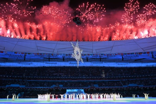 Des feux d'artifice explosent au-dessus du stade national lors de la cérémonie d'ouverture des Jeux paralympiques d'hiver de Pékin 2022, à Pékin, le 4 mars 2022