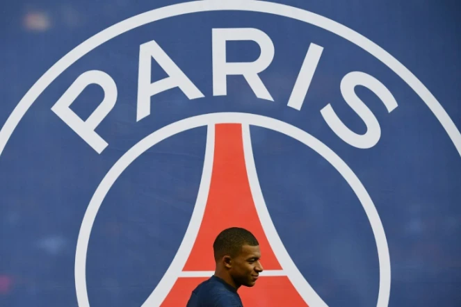 L'attaquant du PSG Kylian Mbappé passe devant le logo du PSG, le 23 février 2019 au Parc des Princes