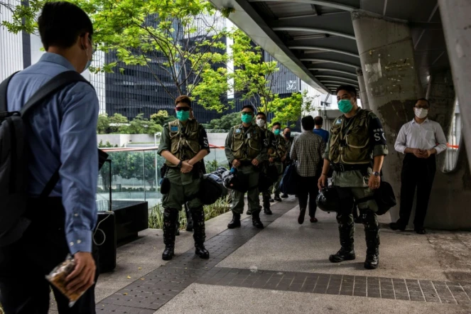 Des policiers anti-émeutes montent la garde devant le siège du Conseil législatif de Hong Kong, le 4 juin 2020