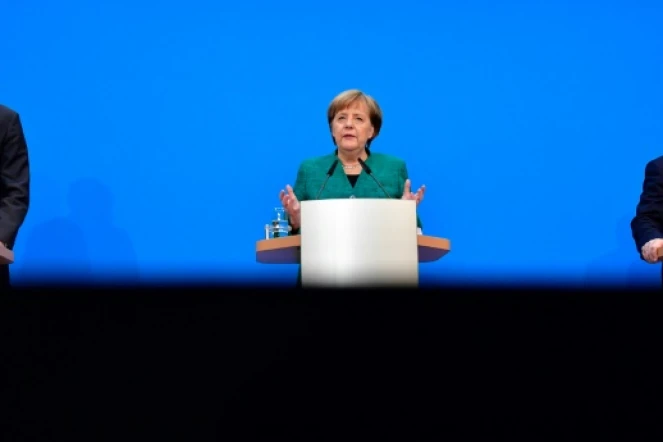 De gauche à droite, le leader de la CSU Horst Seehofer, la chancelière Angela Merkel et le leader du SPD Martin Schulz, au cours d'une conférence de presse à Berlin le 7 février 2018