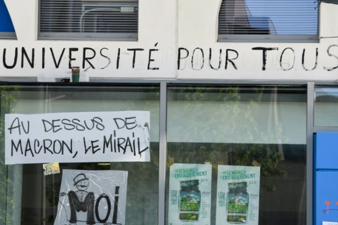 Des graffitis à l'Université du Mirail, le 30 avril 2018 à Toulouse, bloquée par des étudiants depuis le 6 mars