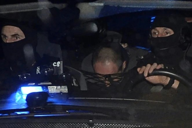 Le suspect Hubert Caouissin à bord d'un véhicule de police le 8 mars 2017 à Pont-de-Buis 