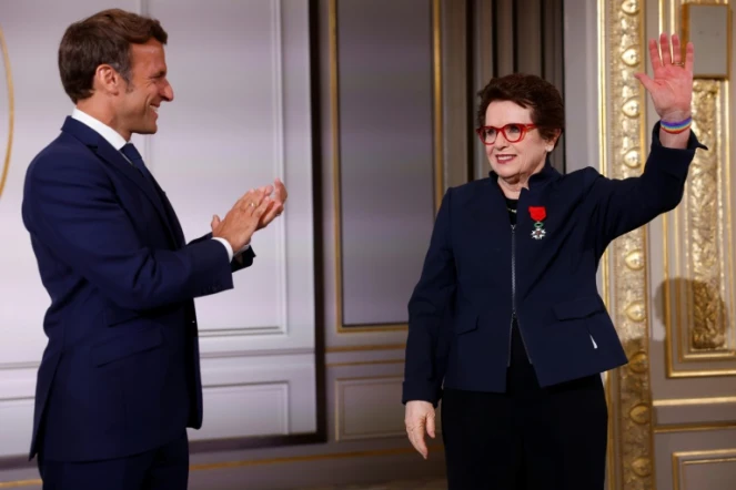 Emmanuel Macron a remis la Légion d&rsquo;Honneur à la légende du tennis américaine Billie Jean King, au Palais de l'Elysee à Paris le 3 juin 2022 