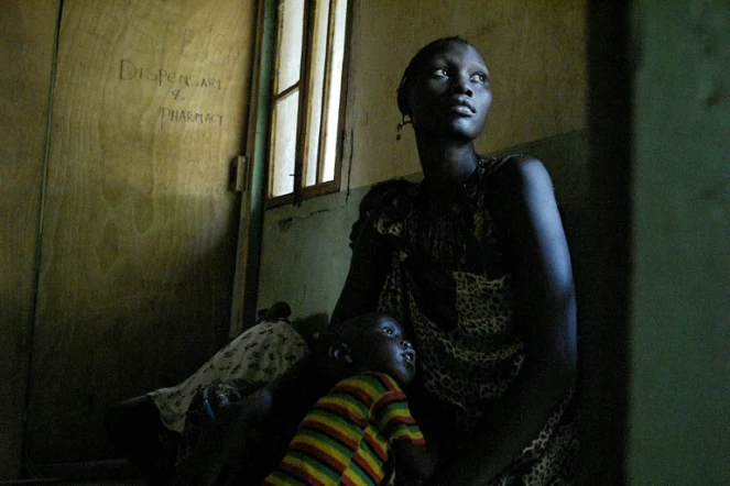 Une mère et son enfant malade attendent pour consulter dans un centre de soins tenu par le CICR à Udier, au Soudan du Sud, le 7 mars 2019