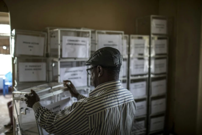 Préparation des urnes avant l'élection  présidentielle au Cameroun, le 6 octobre 2018 à  Buea