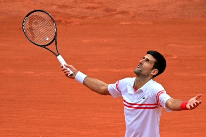 Des sportifs, comme Novak Djokovic opposé ici à Roland Garros le 7 juin 2021, devront prouver leur statut vaccinal pour participer à la prochaine édition