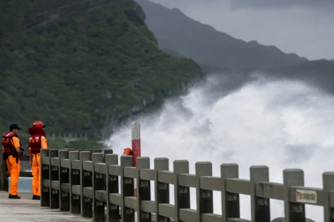 Des garde-côtes observent les fortes vagues provoquées par le typhon Koinu, le 5 octobre 2023 près de New Taipei 