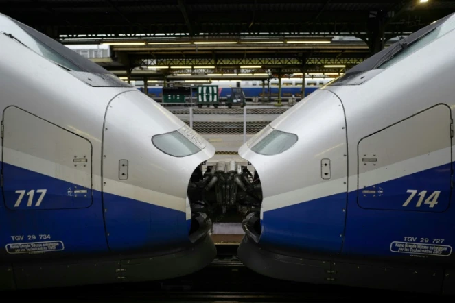 Deux motrices de TGV accouplées, le 15 février 2018 à la gare de Lyon à Paris