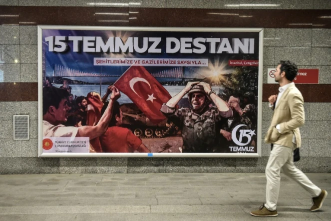 Un homme passe devant une affiche "La légende du 15 juillet", le 14 juillet 2017, à la veille de l'anniversaire de la tentative de coup d'Etat en Turquie.