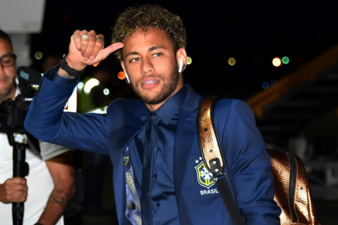 Neymar et l'équipe du Brésil ont atterri à l'aéroport de Sotchi, le 11 juin 2018  